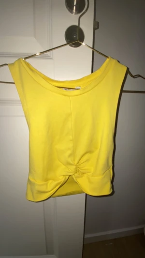 En zara top som går på storlek S haft på mig den 1 gång eftersom att den inte passa mig - Den e ganska snygg men passa ny ganska bekväm.