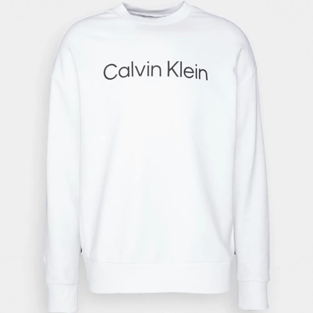 Calvin Klein tröja som är i bra skick och perfekt nu för hösten🥰 Behöver du fler frågor eller bilder på tröjan är det bara att skriva😌. Tröjor & Koftor.
