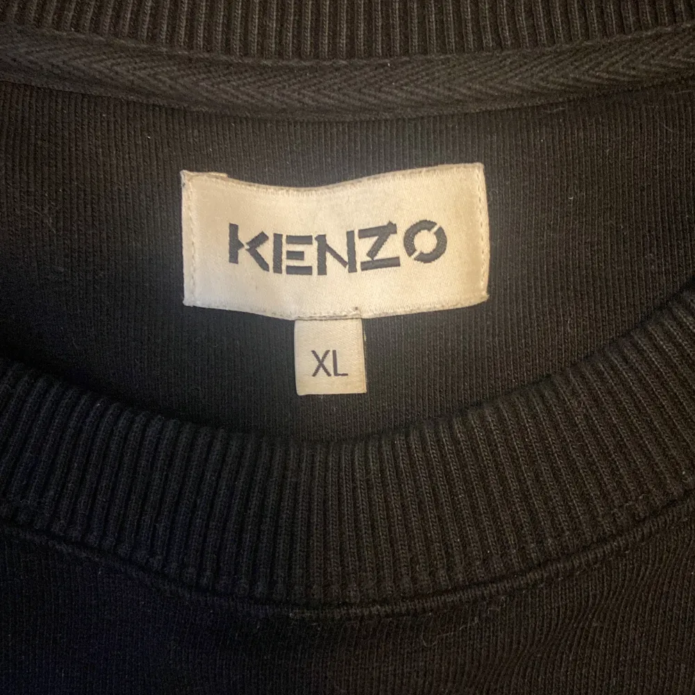 Äkta kenzo Paris tröja, köpt på Room 1006 i emporia för 2 år sen, använd 4 gånger, bytte stil därför har den inte kommit till användning, storlek XL  men passar också till M då den är slim fit . Tröjor & Koftor.