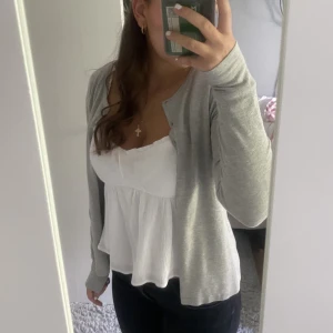 Grå kofta - Säljer denna superfina gråa koftan med knappar då den knappt har kommit till användning. Den är ifrån märket saint tropez och är i jätte fint skick. Tveka inte att höra av dig vid eventuella frågor ⭐️