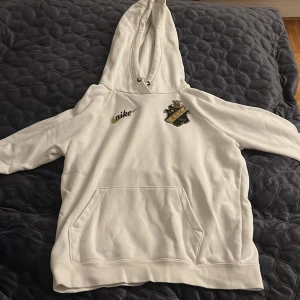 AIK hoodie  - Säljer dennna AIK hoodien som är använd 2 gånger. Budgivningen startar på 500kr och den är värd 900kr i storlek S