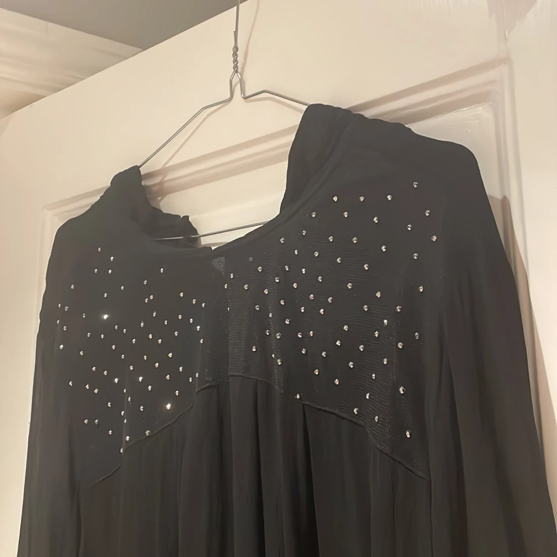 Svart blus med glimmer - 90