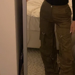 Cargo byxor  - Cargo byxor från bershka. Storlek 36. Fint skick. 