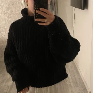 Stickad tröja - Supermysig stickad svart tröja. Perfekt nu till hösten💗 