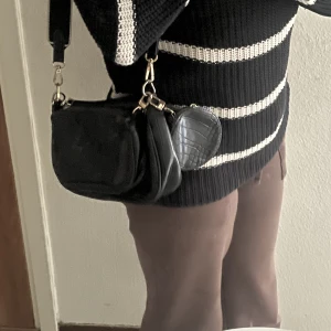 Väska - Säljer denna fina väskan, som går att justera banden, har mycket utrymme🩵