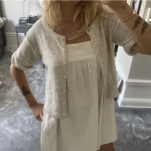 Glitter kofta  - Skit snygg glitter kofta (min har inga knappar men det ser ut som denna)😚💋💋💘