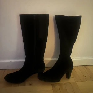 Stövlar med klack - Asballa mocka stövlar (stövletter) med klack i storlek 37/38! Skriv vid funderingar!!!💘