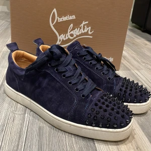 christian louboutin - Säljer ett par Christian Louboutin då jag knappt använder dem längre. Skorna är i bra skicka och allt medföljer så som påsar extra taggar mm.  Det är en väldigt sällsynt modell som inte säljs längre.