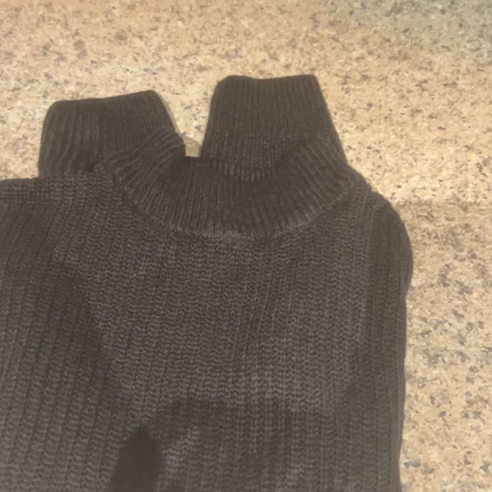Säljer en svart stickad tröja från  Newyorker. Knappt använd, jätte fint skick. Den har en liten krage typ. 150kr + frakt🫶🏽. Tröjor & Koftor.