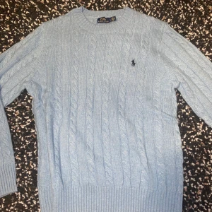 Stickad Ralph Lauren - Säljer nu en stickad Ralph louren tröja i ny skick 9 av 10 andvänt runt 2 gånger tyker den va lite för stor för mig