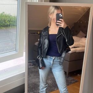 Ny skinnjacka  - Skinnjacka fårn zara inköpt förra sommaren men aldrig använd. Storlek s men passar även xs. Köparen står för frakten ☺️