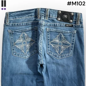 M102 lågmidjade bootcut missme jeans  - MissMe jeans i model Boot 💜 Tag 30W 💜Midja (rakt över) 39cm 💜 Innerben 80cm 💜 Ytterben 103cm 💜 Benöppning 21cm 💜 Distressed, saknar några stenar 💜Våra mått blir W=30, L=31 💜 Men jämför alltid måtten💜