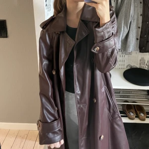 Brun kappa - Lång kappa i läderliknande material, från stradivarius 🫶