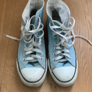 Ljus blåa converese (bra skick) - Skorna passar till storlek 38/39 och är bara använda några få gånger.