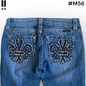 M56 lågmidjade bootcut missme jeans  - MissMe jeans i model Boot 💜 Tag 29W 💜Midja (rakt över) 39cm 💜 Innerben 83cm 💜 Ytterben 103cm 💜 Benöppning 20cm 💜 Saknar sten, nedgågna, ingen tag 💜Våra mått blir W=30 och L=32 💜 Men jämför alltid måtten med dina bästa jeans💜M56