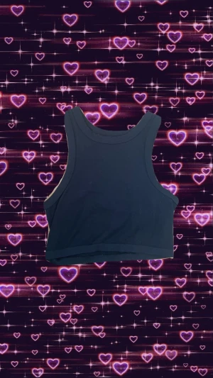 Svart Tank top från H&M🫶🖤✨ - Denna snygga svarta tank toppen från H&M är till salu. Den har används ganak mycket men har blivit för liten för mig nu. Fortfarande bra och användbar,alltid bra att ha svarta tank tops🫶💫✨