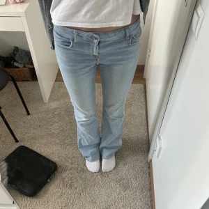 Lågmidjade jeans  - Säljer dessa sjukt snygga lågmidjade jeansen från Zara som aldirg har blivit använda. Jag och min syster köpte två par i samma storlek men de passade inte henne så nu säljer jag hennes. De går över skon på mig som är 170 cm lång. 🤍