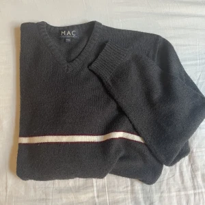 Stickad tröja - Jättesöt stickad men som tar upp plats i garderoben. Sitter oversized men snyggt och passar perfekt till hösten. Lite nopprig så säljer den billigare. Hör gärna av dig om det är något, pris är diskuterbart🥰💕