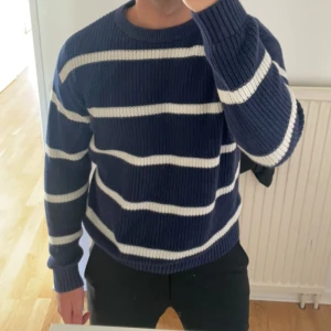 Stickad Tröja  - Randig stickad tröja från pull & bear. Storlek S. Färg: vit och mörkblå. Inte kommit till användning och därav i bra skick.