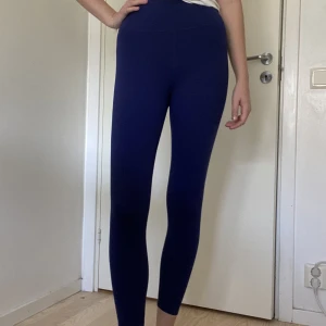 High waisted träningstights från Fabletics  - Träningstights från Fabletics i storlek M. Använd fåtal gånger därav nyskick. Säljer pga att de inte kommer till användning. Beninnesöm 71cm