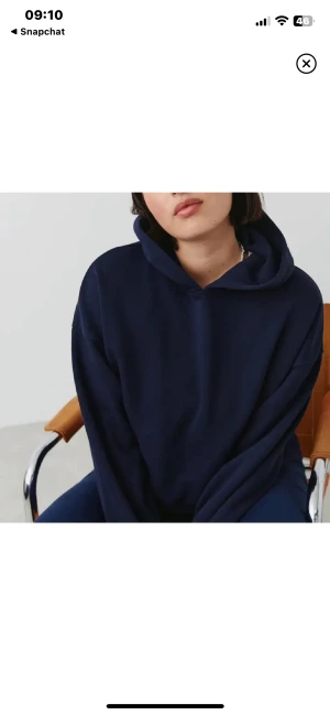 Marinblå hoddie från Gina Tricot  - Säljer en marinblåa hoodie från Gina Tricot som är väldigt populär och slutsåld online. Säljer storlek M med prislappen kvar därav nyskick. Går ej under ordinarie pris🥰