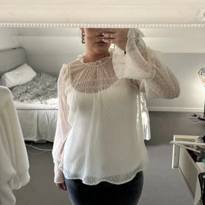 Blus - Supersöt blus från Vero Moda! Aldrig använd, endast testad. Säljer den då det inte riktigt är min stil. Skriv privat för fler bilder! 💕