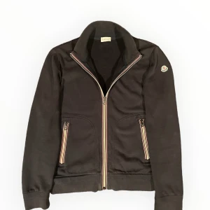 Moncler cardigan  - Säljer nu denna feta moncler Maglia cardigan i grymt skick (9/10) | Den sitter som s/m | nypris 5000 kr och säljer den nu för halva priset | Skriv vid minsta fundering! 🙌