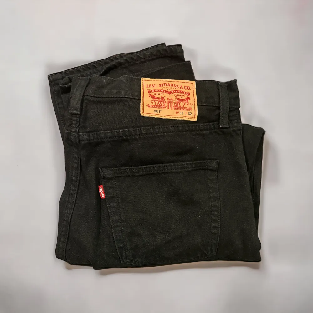 Tja! Säljer mitt svarta par Levis 501 Jeans. Jeansen är knappt använda och i condition 9,5/10. Size är W:33 och L:32. Nypris ligger på 1099 kr, jag säljer nu dessa för endast 399 kr. Dm vid minsta intresse eller frågor.. Jeans & Byxor.