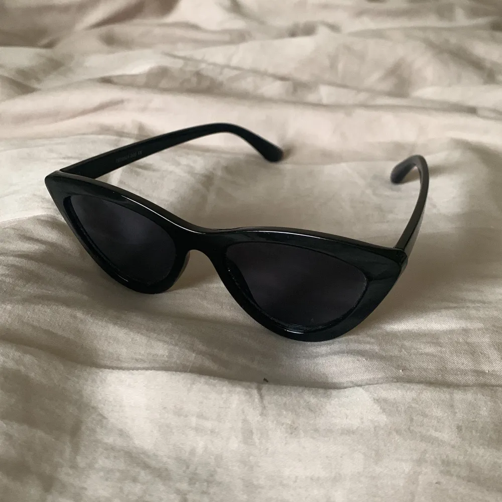 Säljer dessa härliga små solglasögon då de inte kommer till användning! Använda men inga synliga defekter eller skador så i fint skick! Nypris: 149kr. Accessoarer.