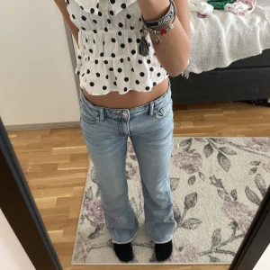 Jeans - Fina nästan helt oanvända jeans från Gina Tricot. Lågmidiade och har justerbar midia. Bara att fråga om du har funderingar.💕 Priset går att diskutera. Perfekta nu till hösten🧡