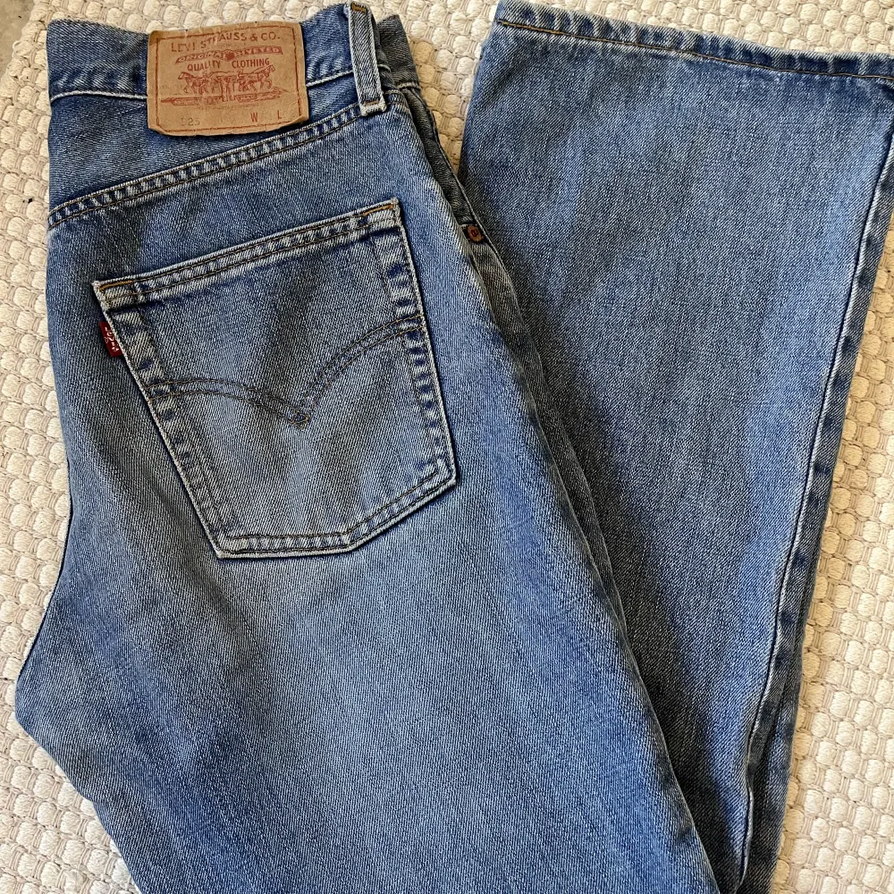 super fina levis jeans i modellen 501:or. vintage men bra skick. säljer eftersom jag tyvärr ej använder de :( gammal storlek men passar s och kanske m. jag har vanligtvis 26-27 i jeans . Jeans & Byxor.