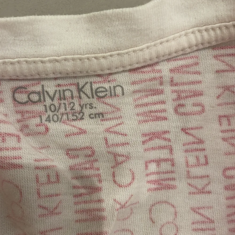 Säljer en Calvin Klein pyjamaströja i strl 140/152 i väldigt bra skick. Pris kan diskuteras!. Toppar.