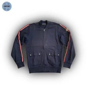 Moncler zip up - Moncler zip up | - allmänt bra skick men lite blekt - storlek junior 14 men sitter som en XS - nypris runt 5000kr - vårtpris endast 1399kr - hör av dig om du har några frågor!