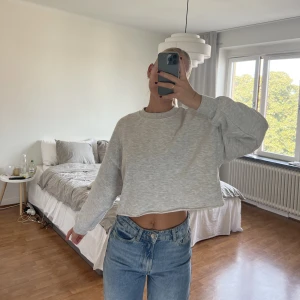 Croppad sweatshirt  - Bra skick, säljer då den e för liten för mig 