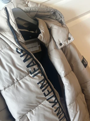 Calvin klein jacka  - Använt i ett år / köpt en ny jacka så är ej i behöv av det Nypris 2500kr