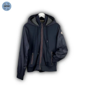 Moncler Cardigan  - Moncler cardigan | - mycket bra skick och inga speciella tecken på användning - storlek L men passar M - nypris runt 10 000kr - vårt pris ENDAST 2699kr - hör av dig om du har några frågor!