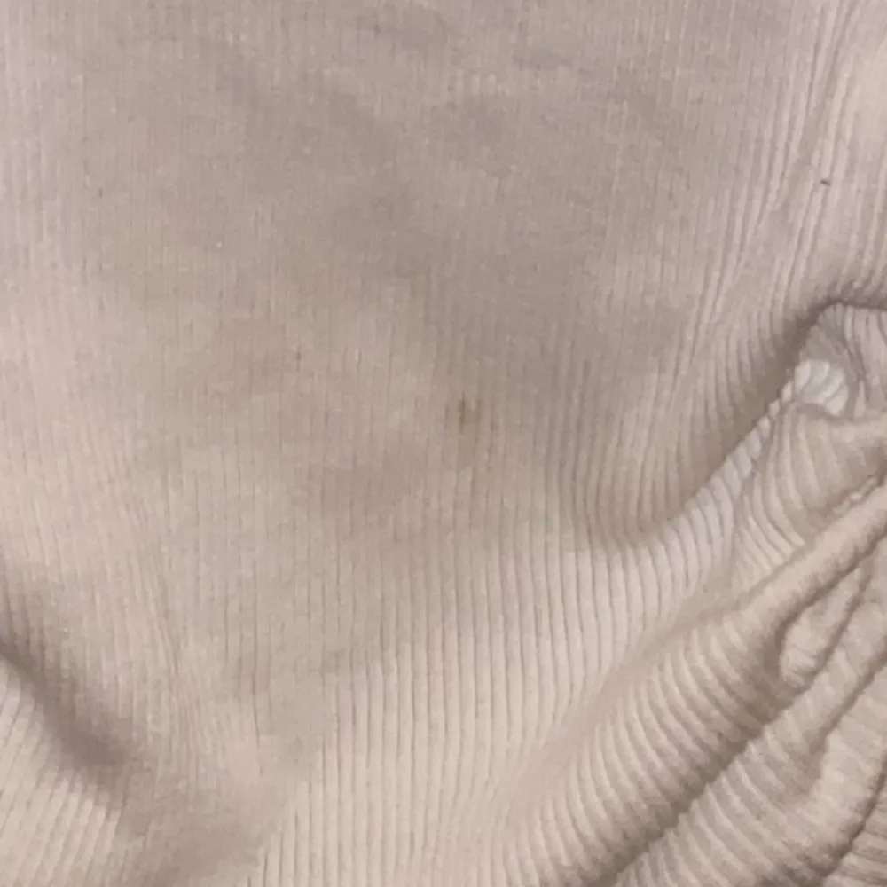 Ett tajt linne i storleken Xs från Divided på h&m. Har små fläckar som inte syns så mycket, på bild tre så ser du en blyertsaktig fläck. Det går säkert/förmodligen bort i tvätten med lite fläckborttagning. Annars inget fel🫶 Säljer för att den är för liten. Tröjor & Koftor.