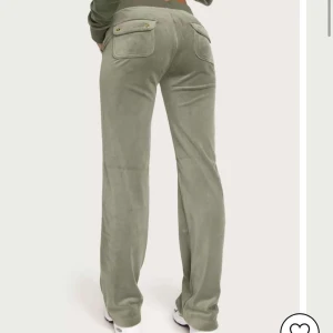 Juicy Couture  - Säljer min juicy byxor i storlek xxs. Dom är i otroligt fint skick, tvättade cirka 3 gånger så dom är fortfarande mjuka och sköna. Har en väldigt liten fläck på ena benet som knappt syns (skickar bild vid intresse). Pris kan diskuteras💗