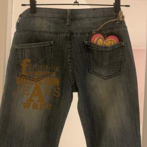 Supersnygga Lågmidjade jeans med coola text detaljer🌷Tyvärr för små för mig så har inga bilder hur dom sitter på. Från märket Basic Denim strl S ca 34-36❤️