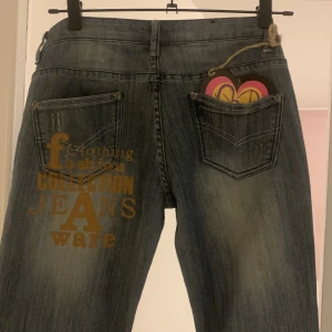 Lågmidjade jeans🐙 - Supersnygga Lågmidjade jeans med coola text detaljer🌷Tyvärr för små för mig så har inga bilder hur dom sitter på. Från märket Basic Denim strl S ca 34-36❤️