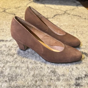 Klackskor  - Supersköna väldigt låga klackar! 