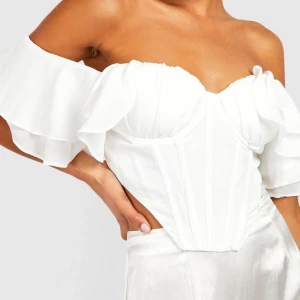 Topp - Volang topp köpt från bohoo för 225kr, men som aldrig blivit använd så nu säljer ja vidare den istället.  Storlek 38 (M) , med rätt okej stöd i bysten! Pris kan diskuteras vid snabb affär! (Prislapp sitter kvar) 