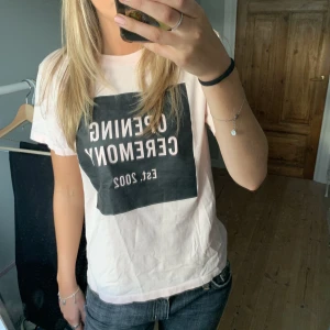 Opening ceremony tshirt - Fin vintage opening ceremony t-shirt i strl xs (lite större i storleken).