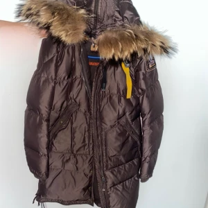 Parajumpers jacka  - En brun parajumpers jacka med brun päls. Används få gånger och är i bra skick. Stolen S. Pris går att diskuteras vid snabb affär 