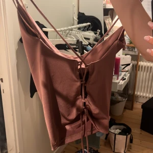 Knyt topp - Linne från bikbok som man knyter i ryggen, använd 1 eller 2 gånger💗 50kr + frakt