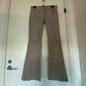 biege bootcut jeans - snygg färg och detaljer. nytt skick!  80cm runt midjan 98cm lång