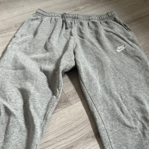 Nike mjukisbyxor - Bra skick säljer för att de är försmå priset är inklusive frakt 