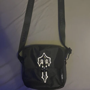 Trapstar Axelremsväska  - Skön trapstar väska som man kan lägga sina grejer i, bra kvalite, Skicka ett DM om ni är intresserade!
