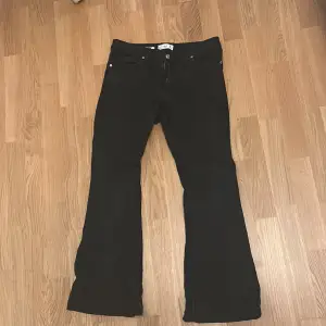 Svarta jeans i storlek 42 .Säljer när de är förstora  och blivit köpta utan att jag tittat på vilken stl jag köpt.