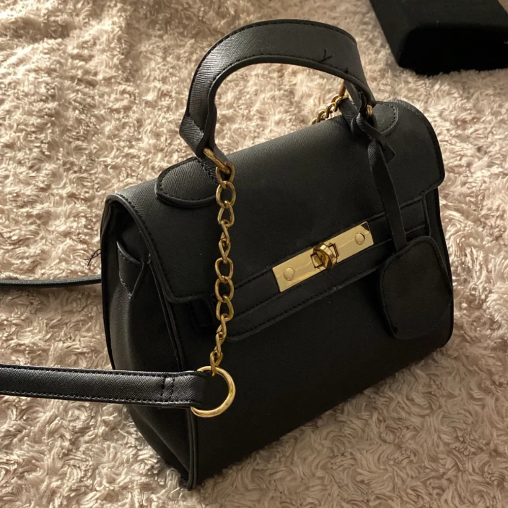 En jätte söt svart väska med guld detaljer som tyvärr inte kommer till användning längre! . Väskor.